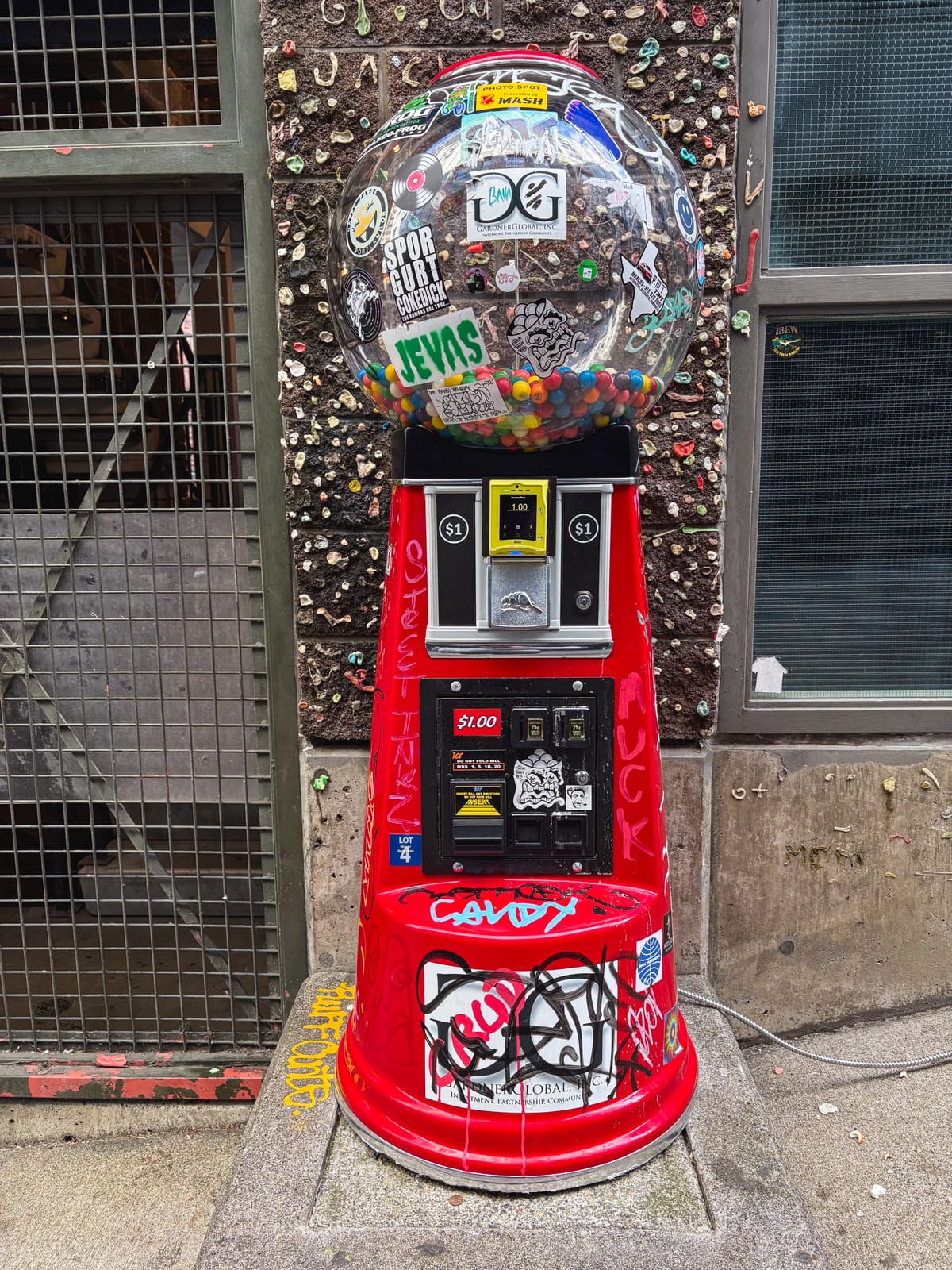 Seattle Gum Wall のそばにあるガムの販売機