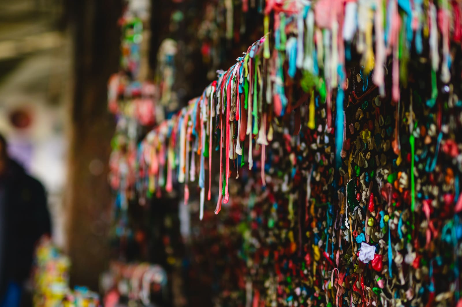色とりどりのガムで埋め尽くされた Seattle Gum Wall