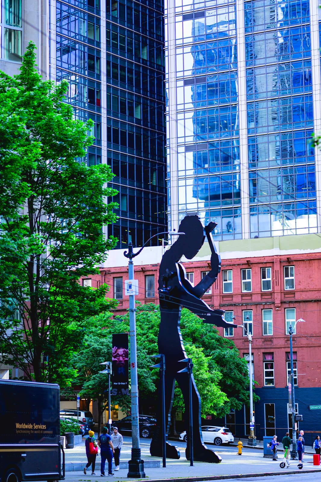 Seattle Art Museum の前に立つ Hammering Man