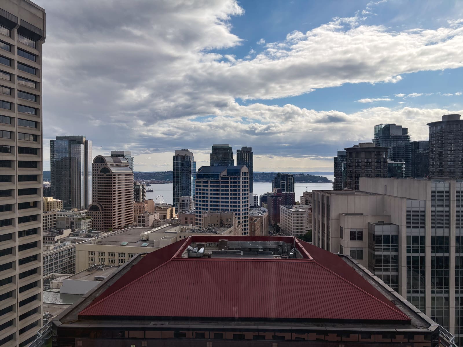 Hyatt Regency Seattle の部屋から見たシアトルの街並み