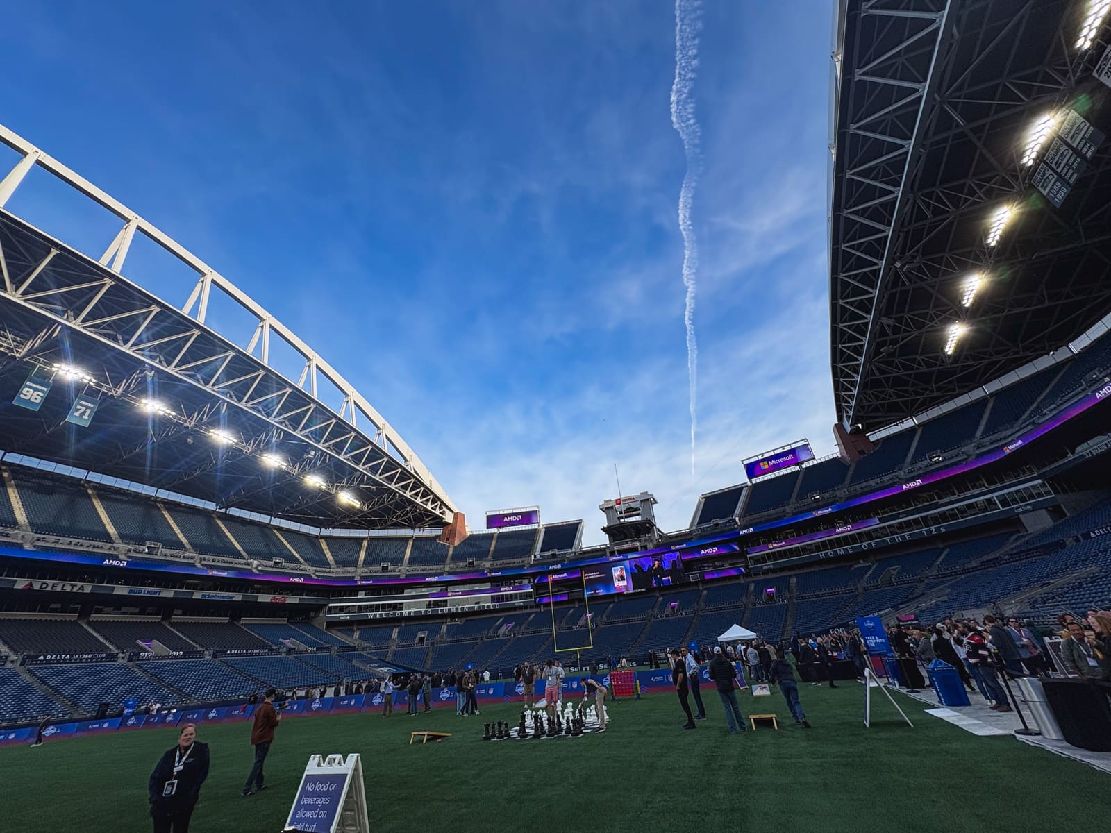 Lumen Field のフィールドで楽しむ Microsoft Build 参加者