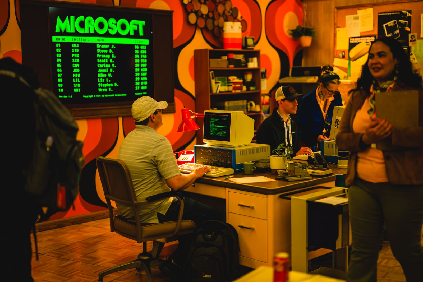 Microsoft 50周年展示に置かれた古いコンピューター
