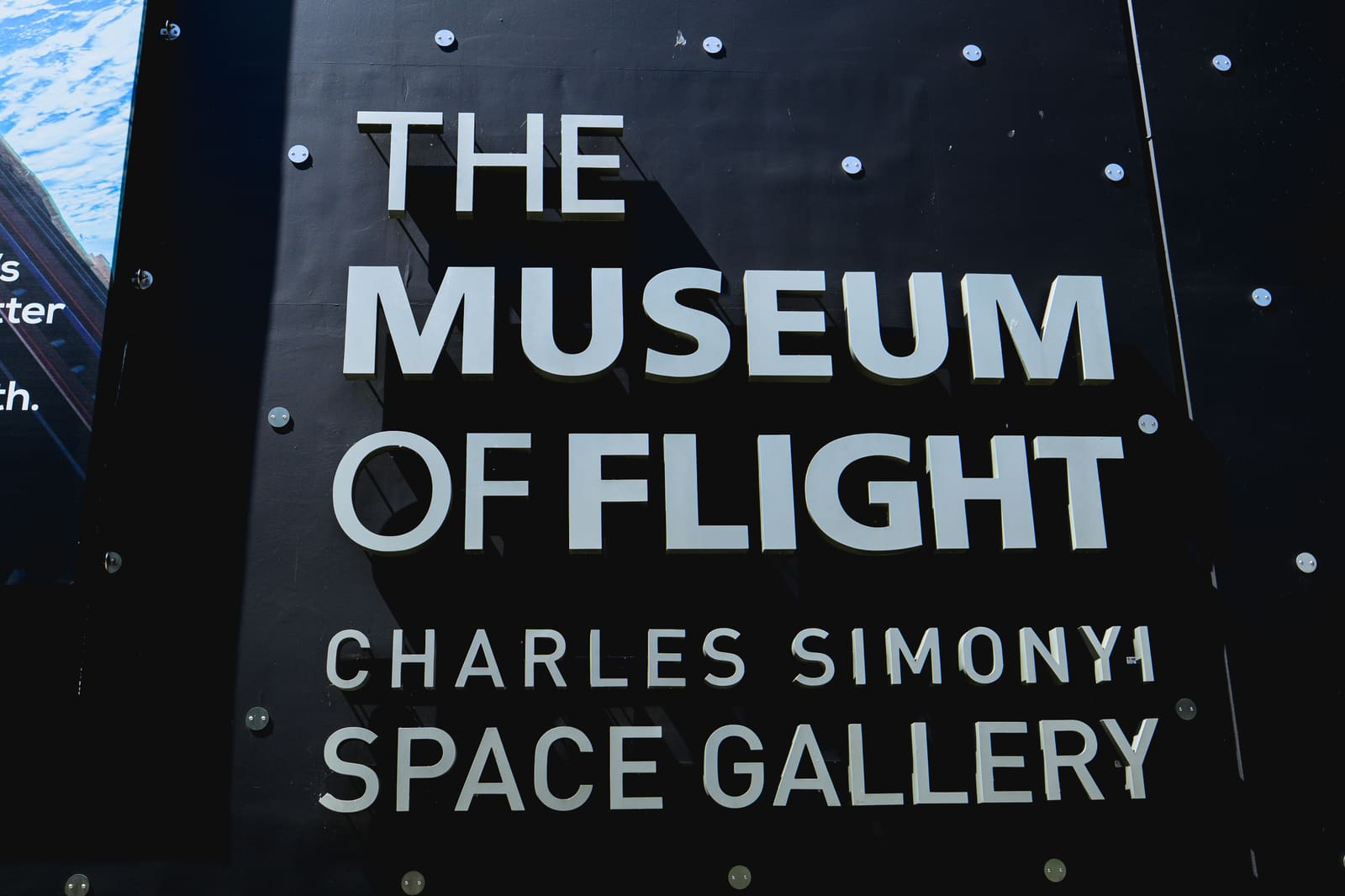 The Museum of Flight の外壁に掲げられた大きなロゴ