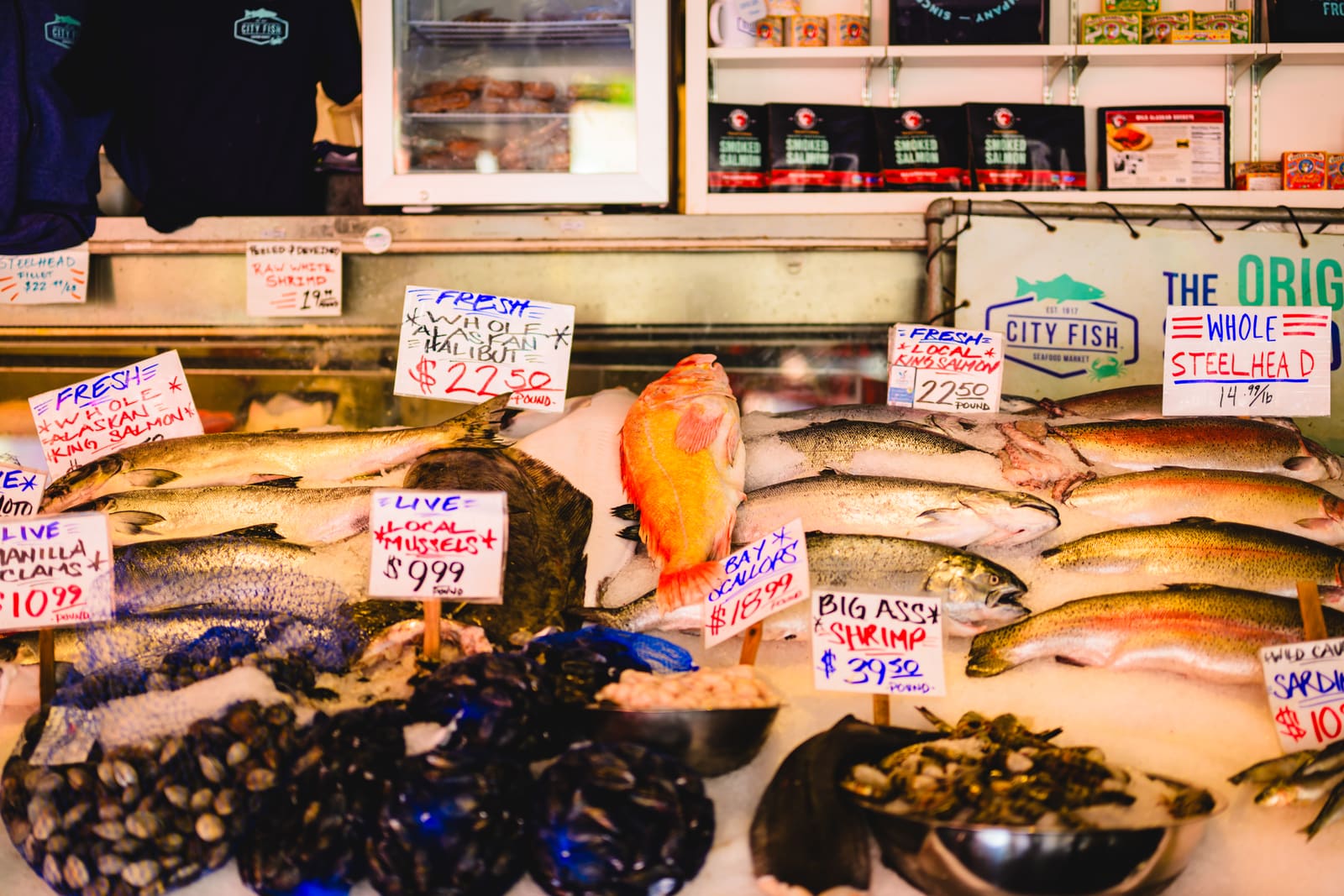 Pike Place Fish Market の鮮魚売り場に並ぶ魚
