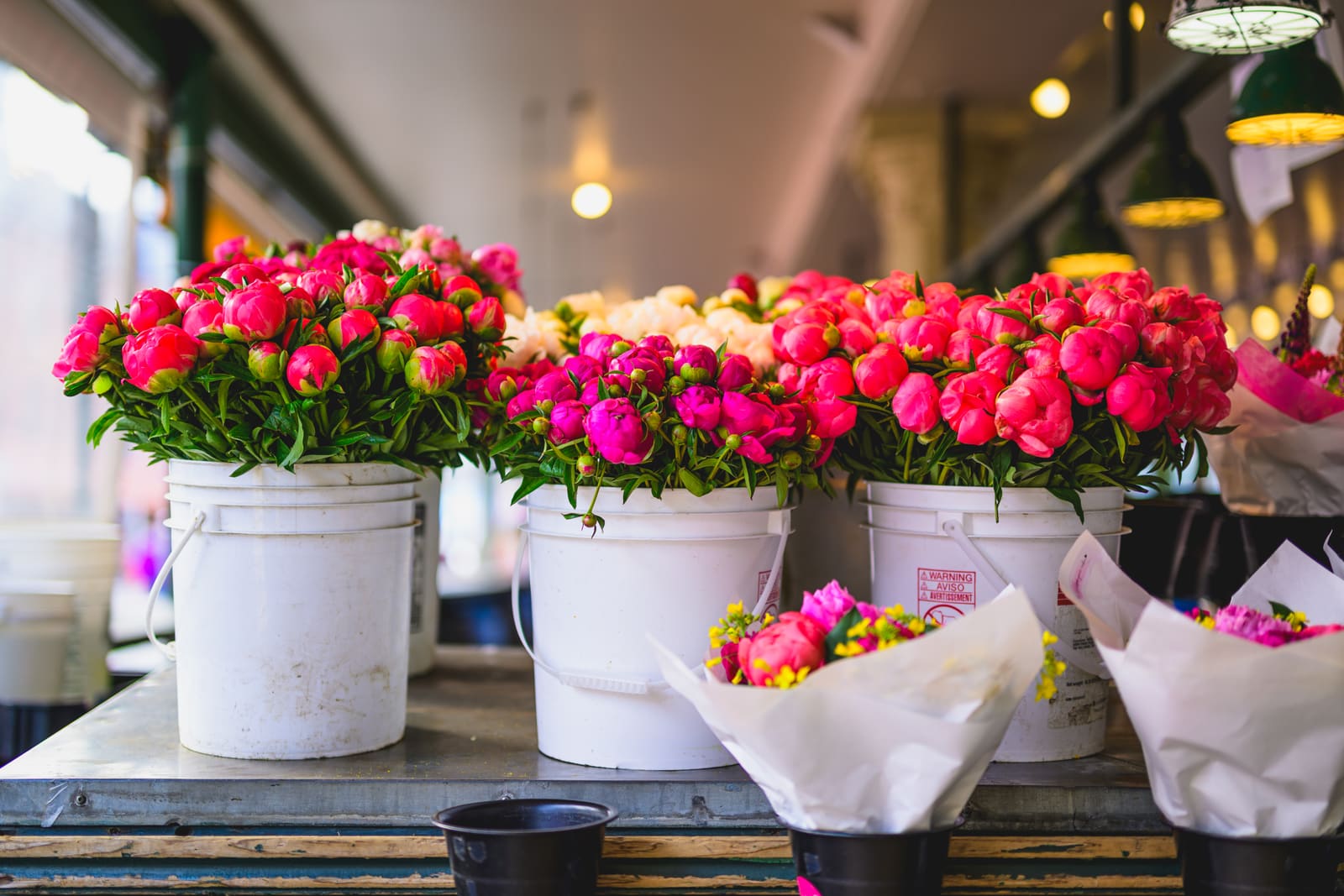Pike Place Market に並ぶ色鮮やかな花