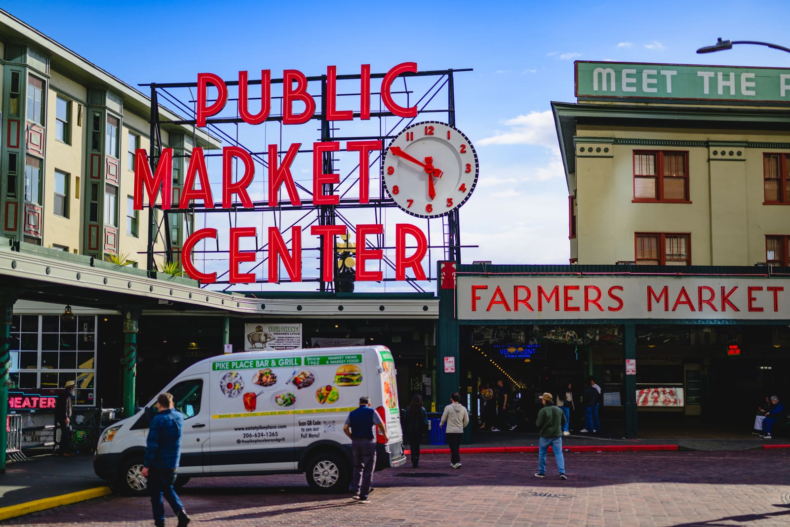 Pike Place Market の赤いネオンサインと時計