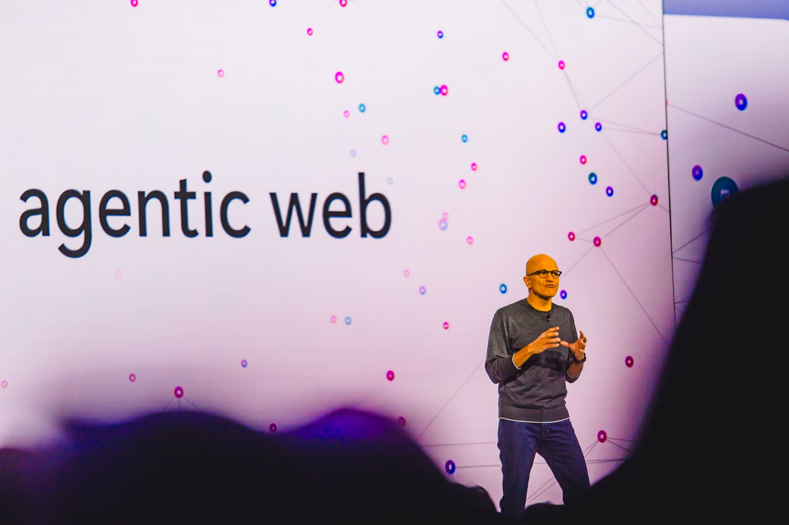 Microsoft Build 2025 のステージで agentic web を語る Satya Nadella