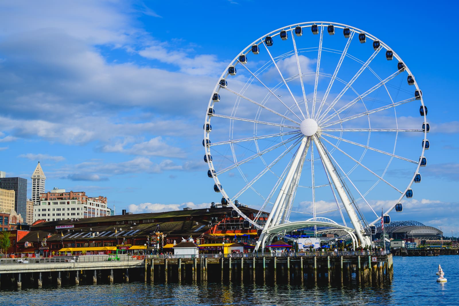 青空の下の Seattle Great Wheel