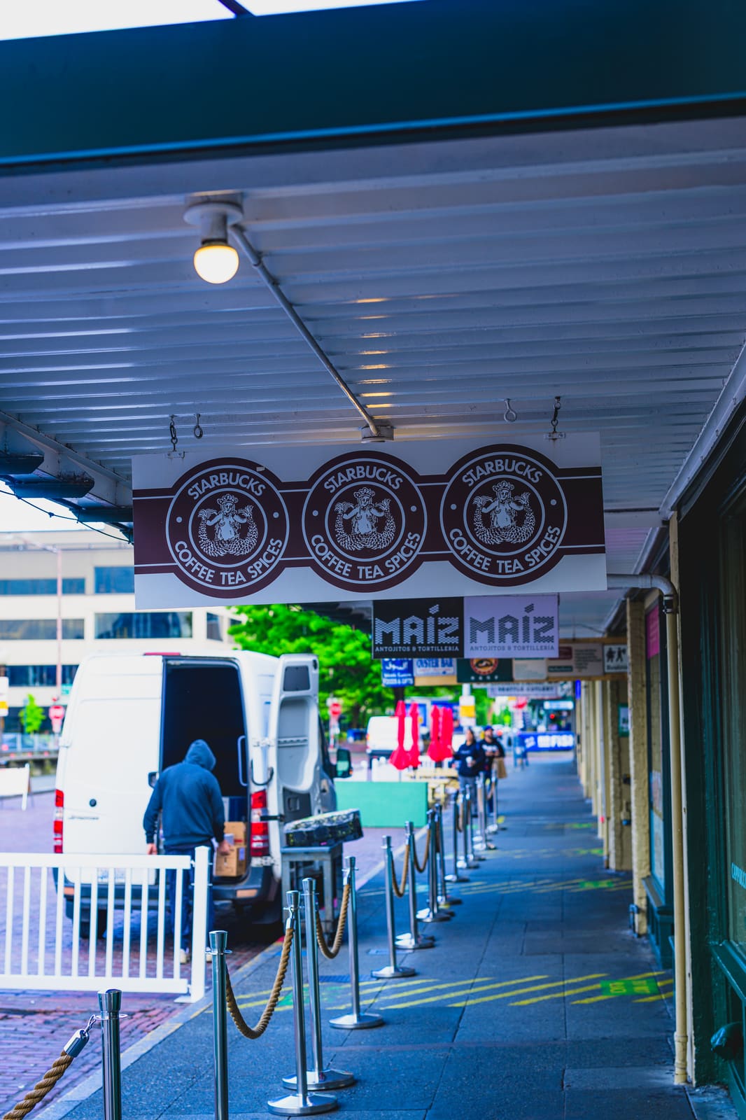 朝の Starbucks Pike Place 店