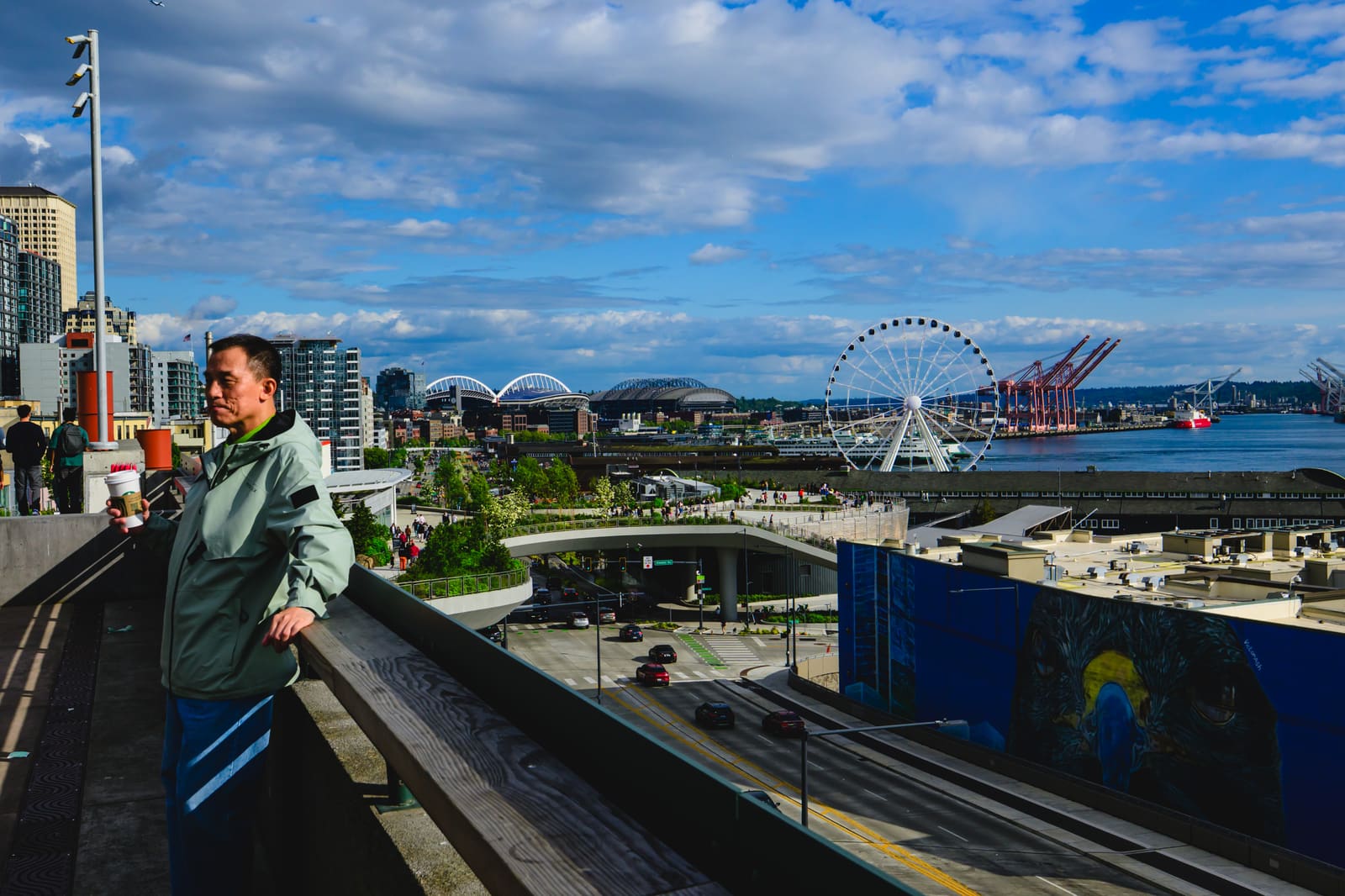 Victor Steinbrueck Park から見た観覧車とスタジアムと Elliott Bay