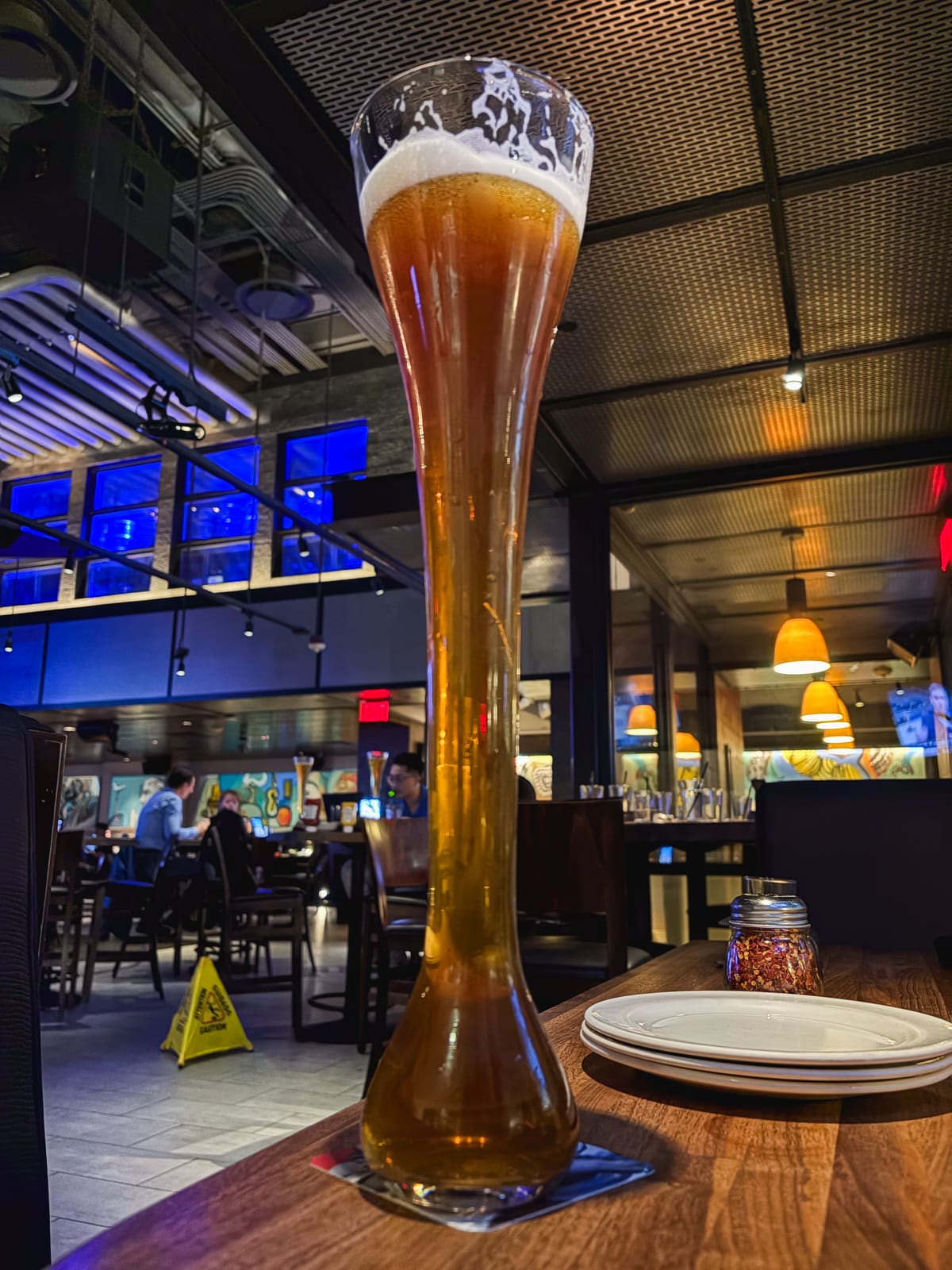 Yard House の背の高いビールグラス