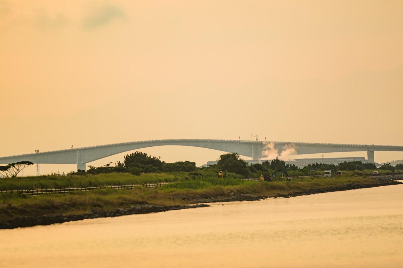 朝の金色の光に浮かぶ江島大橋