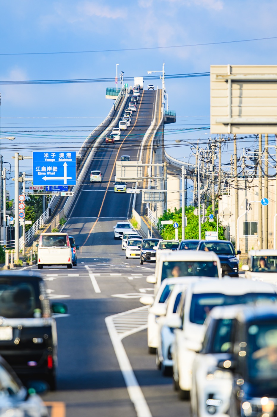 正面から見た急勾配に見える江島大橋