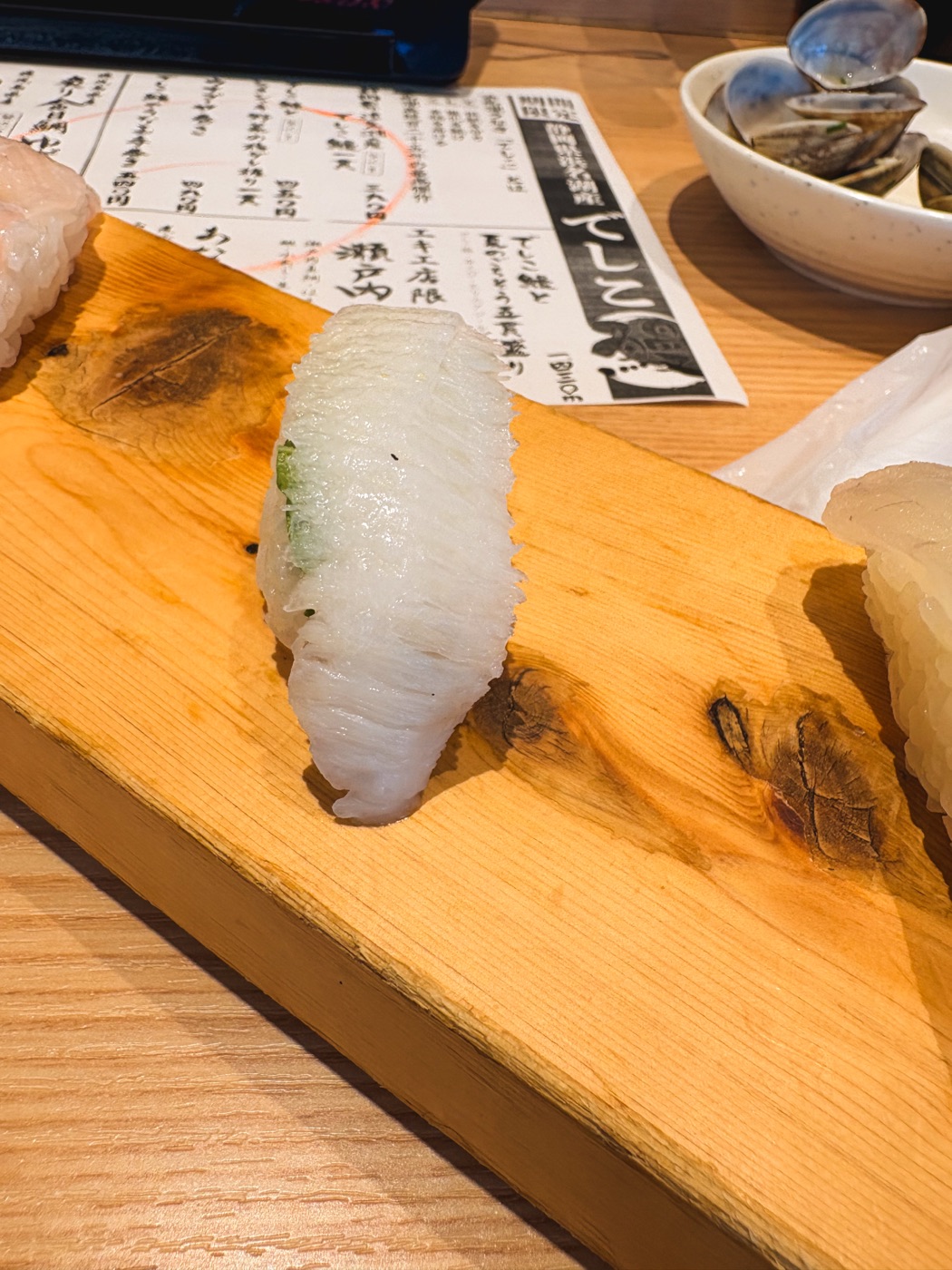 旅の締めに広島駅で食べた白身魚の握り寿司