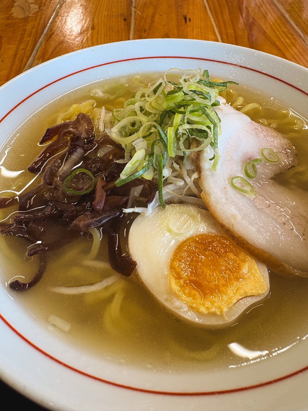 道の駅で食べたチャーシューとねぎが載った鳥取の牛骨ラーメン