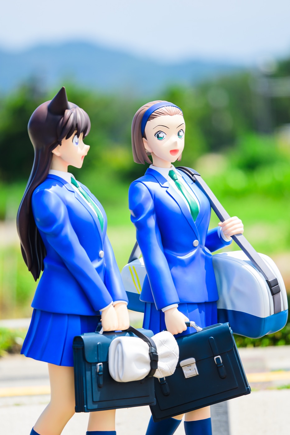 北栄町にある通学かばんを持った工藤新一と毛利蘭のキャラクター像