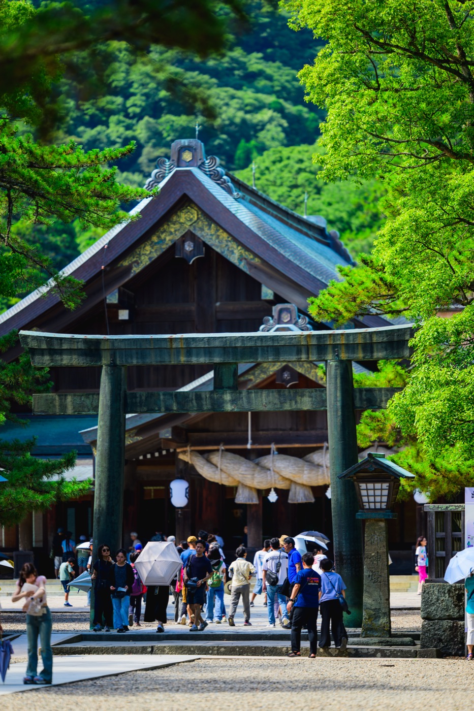 大きなしめ縄が掛かる出雲大社神楽殿