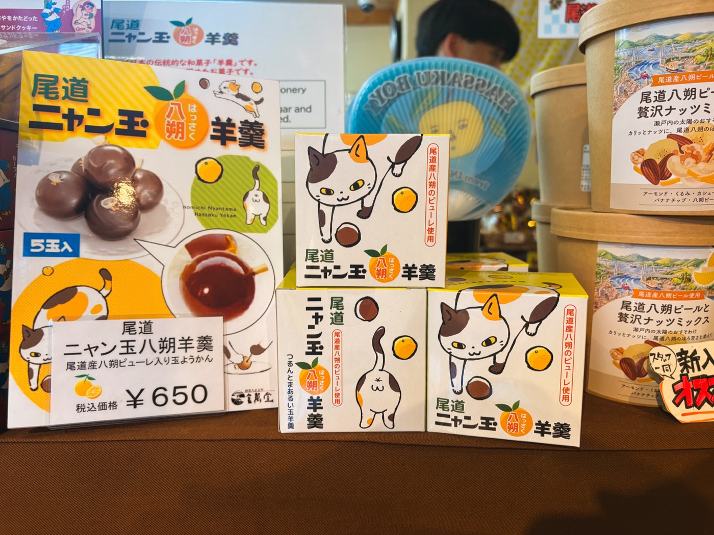 猫と尾道をモチーフにした土産物が並ぶ店先