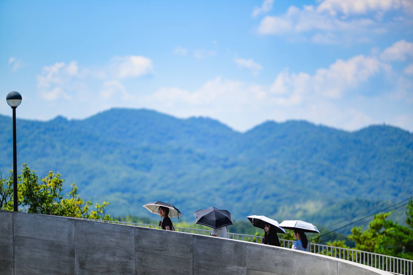 青空へ向かって伸びる千光寺公園展望台の階段