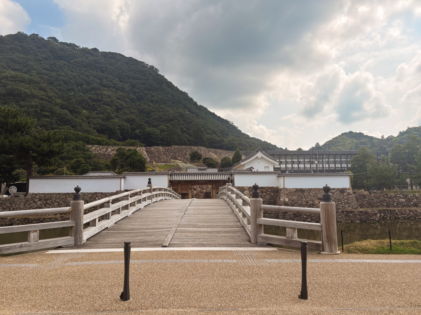鳥取城跡の石垣と木橋、その奥に連なる山