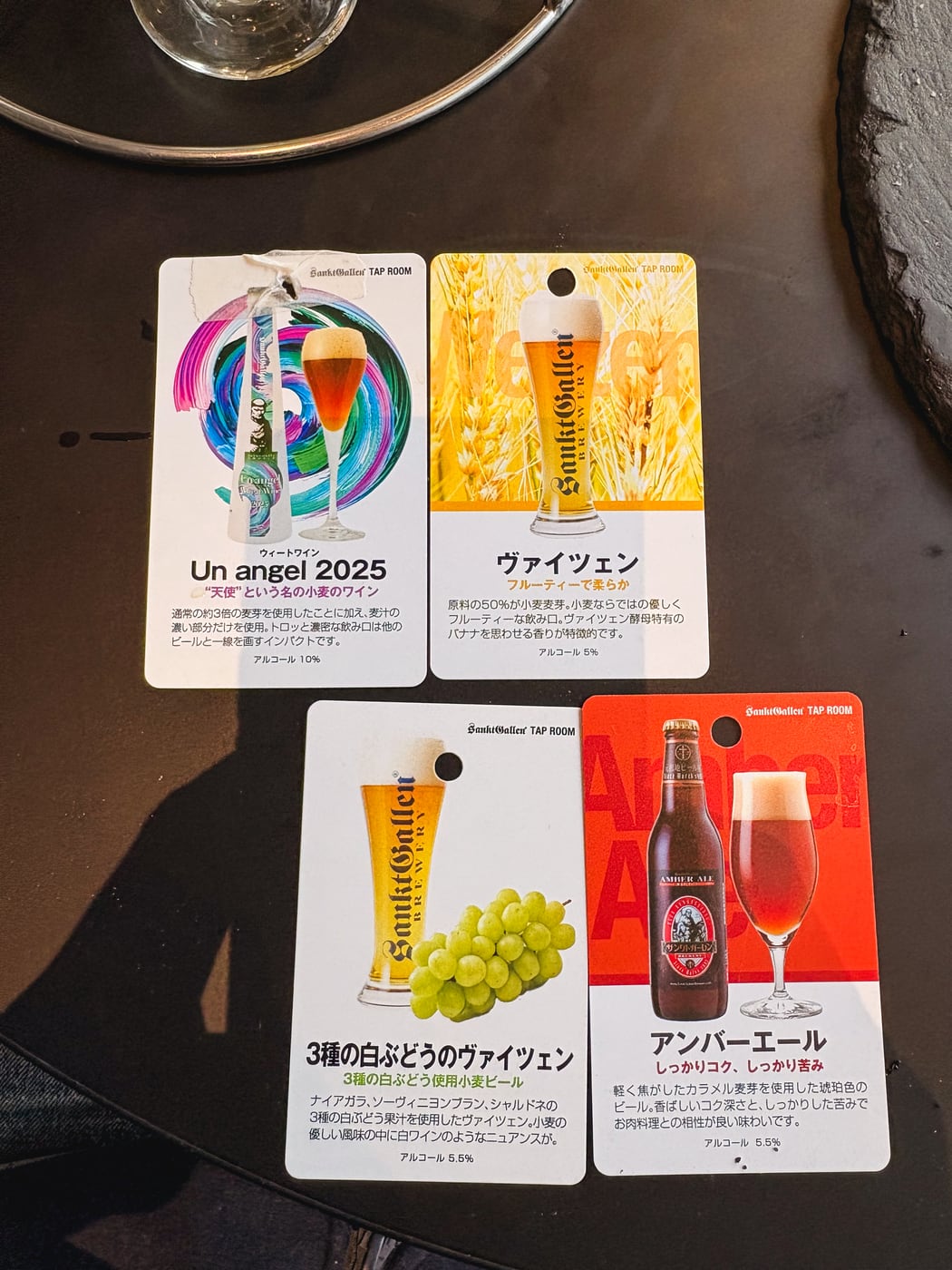 Tasting cards for Un angel 2025, Weizen, Weizen with Three White Grapes, and Amber Ale